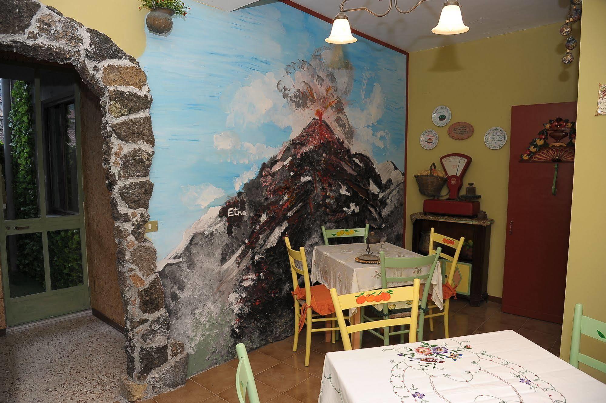 Sicilia In Miniatura "L'Atelier Dell'Etna" Acomodação com café da manhã Zafferana Etnea Exterior foto